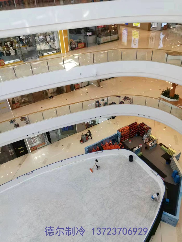 工作人員清理冰屑