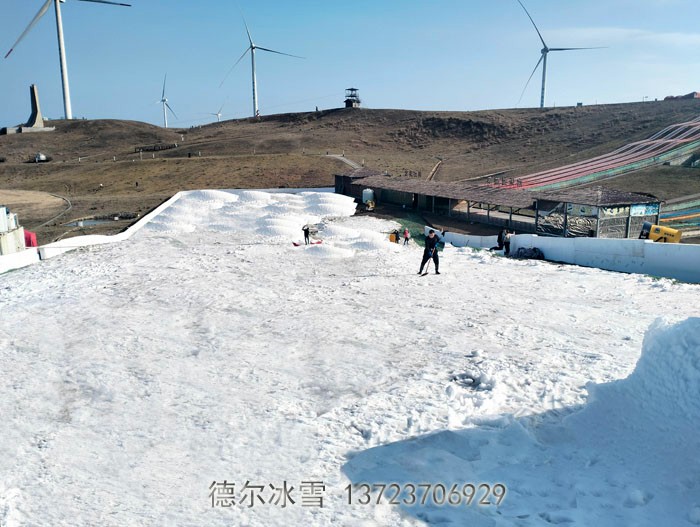 德?tīng)柋?龍里油畫(huà)大草原滑雪場(chǎng)---暴雪機(jī)