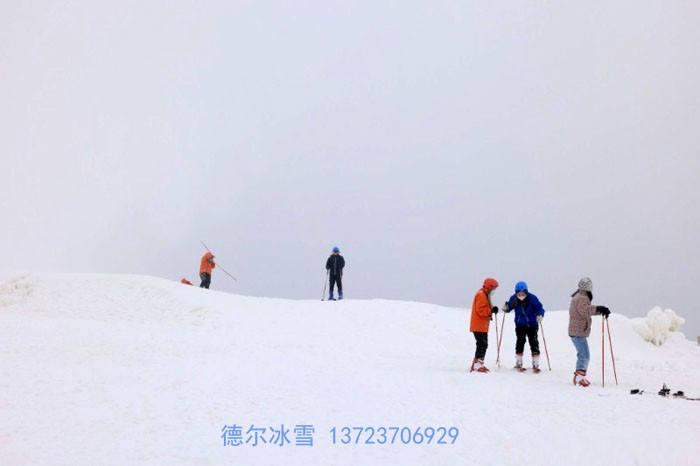 德?tīng)柋?龍里油畫(huà)大草原滑雪場(chǎng)